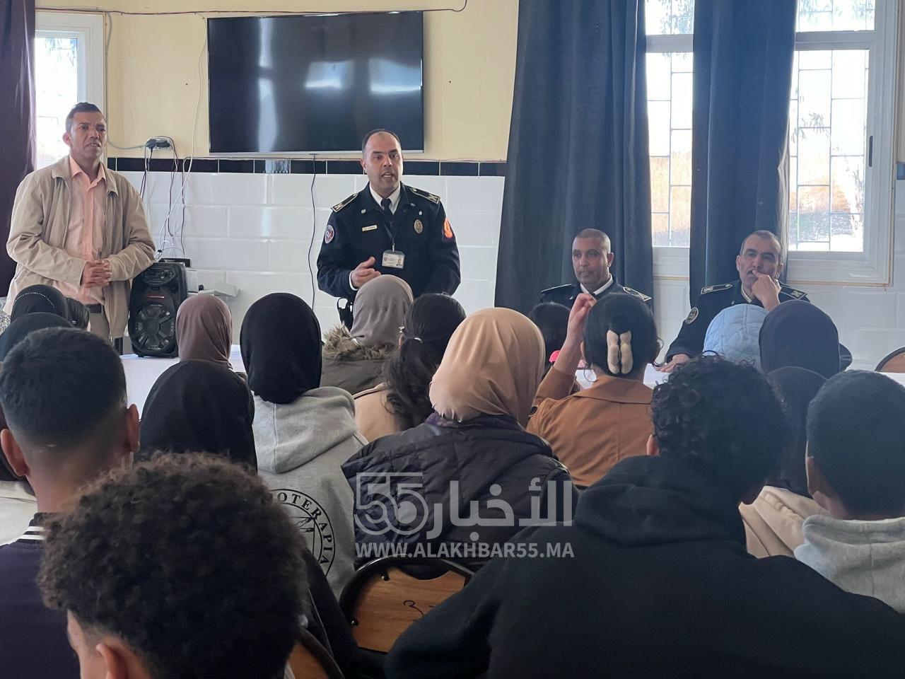شرطة العروي تواصل حملاتها التحسيسية: حملة توعوية بقانون السير لفائدة تلاميذ إعدادية العروي 2