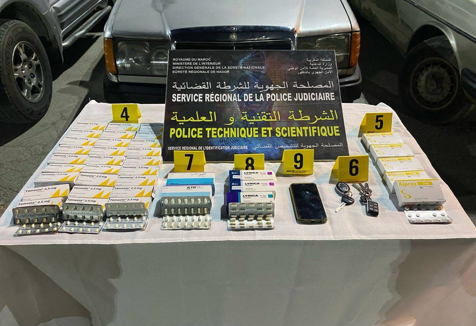 الناظور.. حجز 1160 قرصا طبيا وتوقيف شخص يشتبه في تورطه في قضية تتعلق بحيازة وترويج المخدرات والأقراص المهلوسة