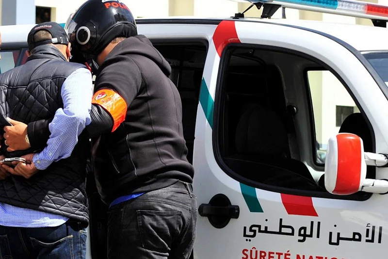 سقوط متهم خطير بالعروي بعد عملية أمنية محكمة متابع بتهم عديدة ضمنها الضرب المفضي الى عاهات مستديمة وترويج المخدرات
