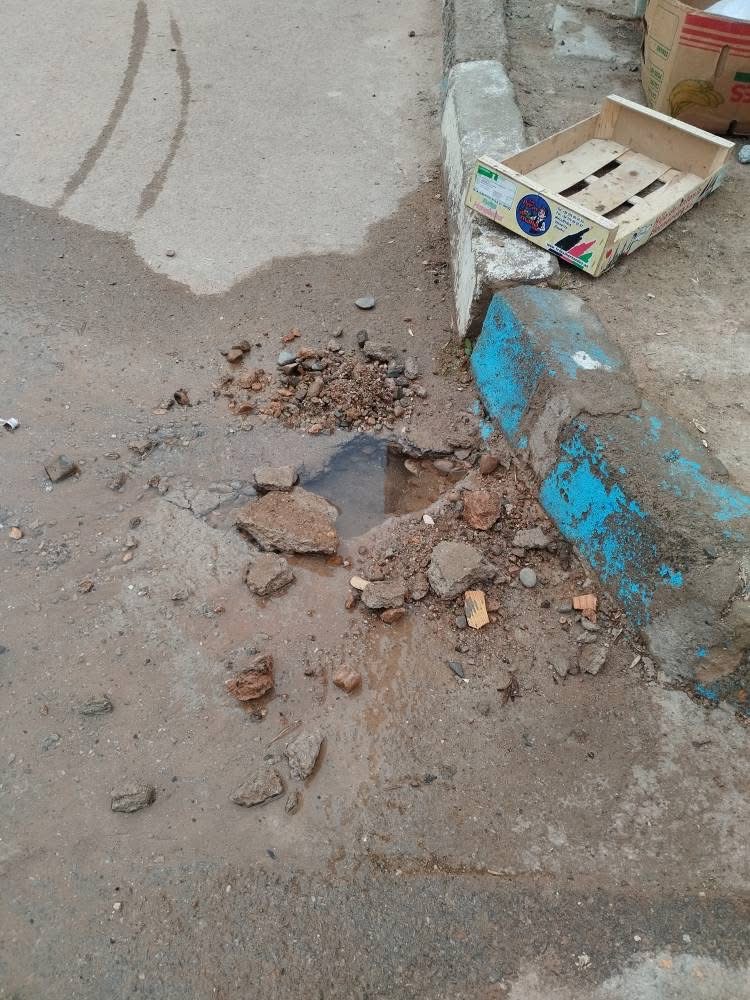 انفجار شبكة المياه بالعروي يتسبب في هدر كميات كبيرة من الماء الصالح للشرب 2 انفجار شبكة المياه بالعروي يتسبب في هدر كميات كبيرة من الماء الصالح للشرب