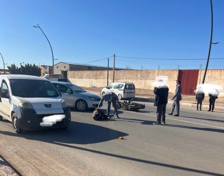 حادثة سير بمدخل جماعة بني وكيل: إصابات لسائق سيارة نتيجة تصادم مع دراجة نارية