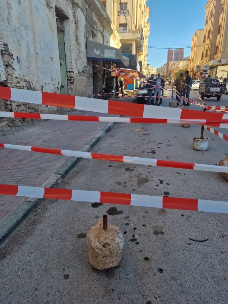السلطات المحلية بالعروي تخلي محلات ببناية آيلة للسقوط بعد انهيار جزئي لسقفها 6 السلطات المحلية بالعروي تخلي محلات ببناية آيلة للسقوط بعد انهيار جزئي لسقفها