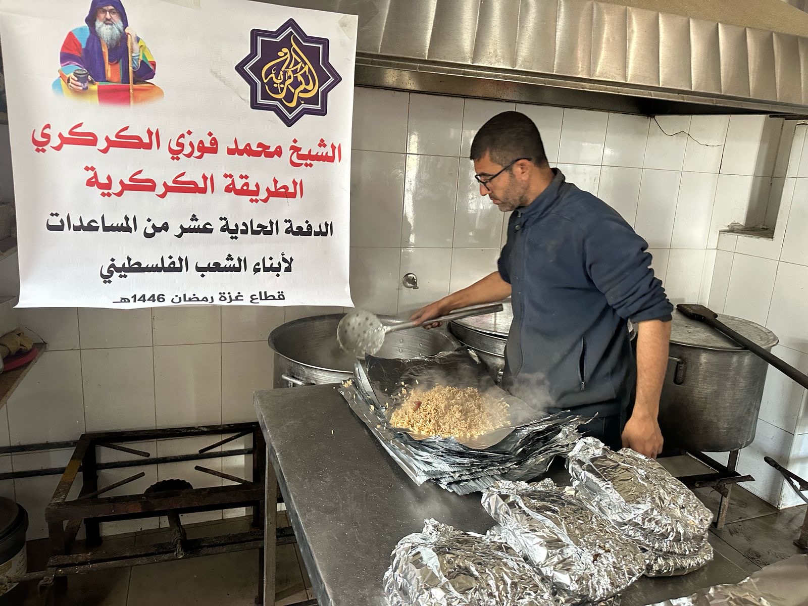 قافلة الشيخ محمد فوزي الكركري لإفطار الصائم تصل اخواننا في غزة وتقوم بتوزيع 200 وجبة افطار في مخيمات النزوح بمواصي خانيونس 1 قافلة الشيخ محمد فوزي الكركري لإفطار الصائم تصل اخواننا في غزة وتقوم بتوزيع 200 وجبة افطار في مخيمات النزوح بمواصي خانيونس