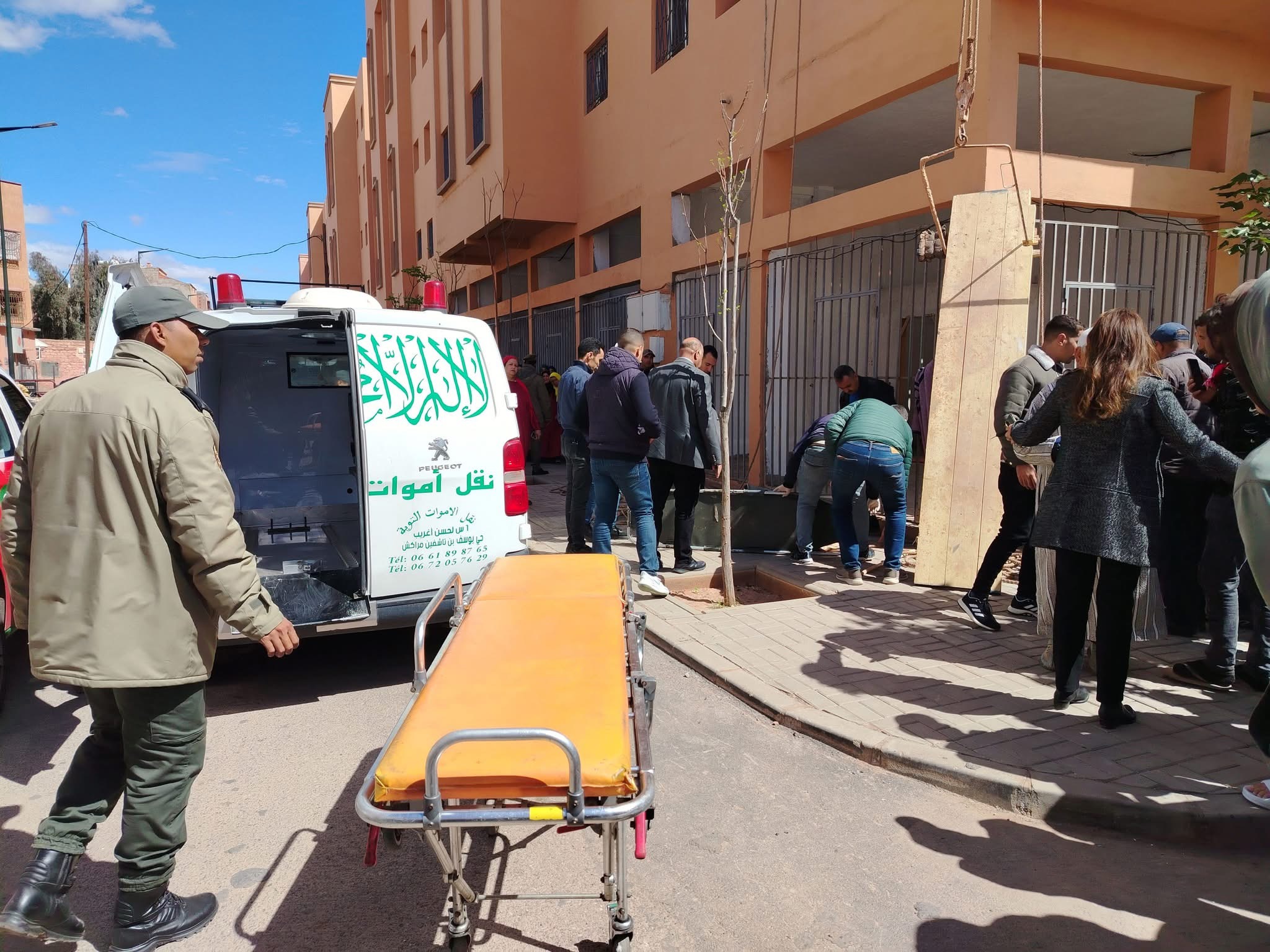 حادث مأساوي في مراكش: سقوط رافعة تقليدية يودي بحياة عامل ويصيب آخر بجروح خطيرة 1 حادث مأساوي في مراكش: سقوط رافعة تقليدية يودي بحياة عامل ويصيب آخر بجروح خطيرة