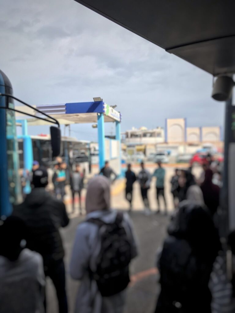 طلبة العروي وزايو يحتجون ضد شركة “فيكتاليا” ويطالبون بإعادة خطوط النقل