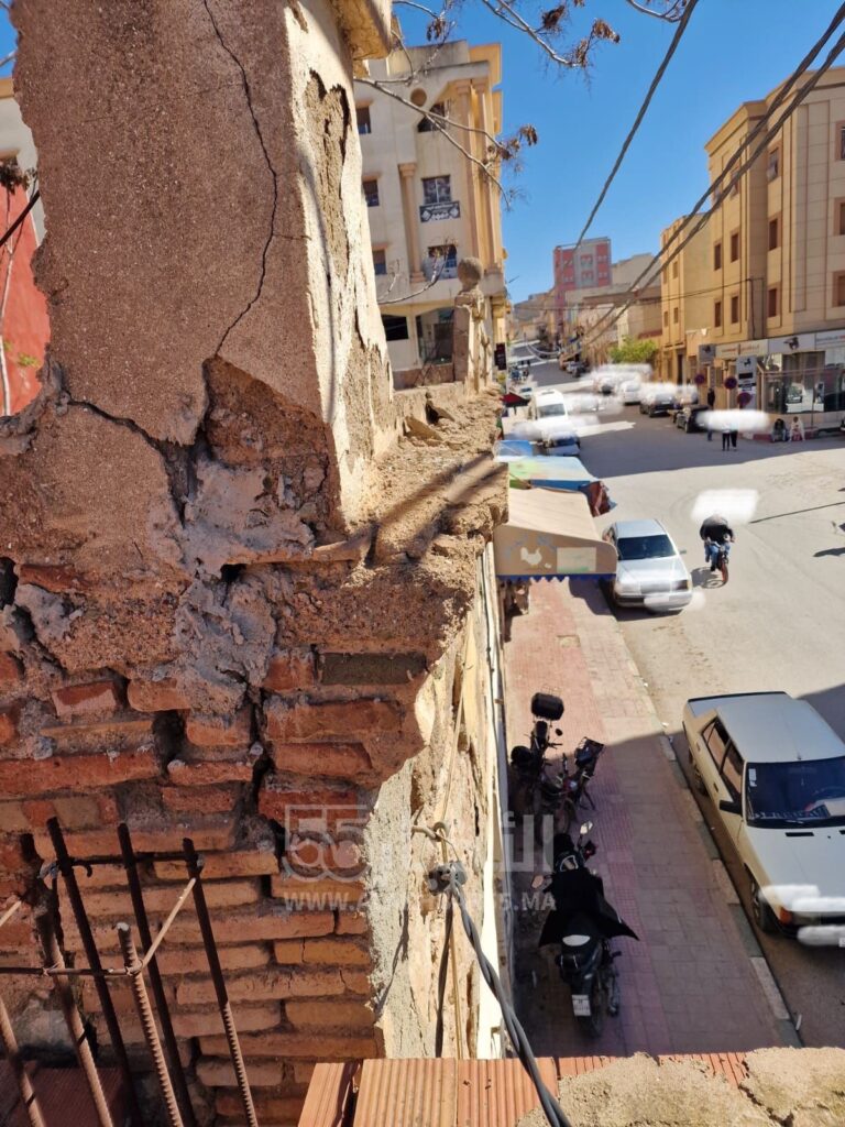 انهيار جزئي لمنزل آيل للسقوط بالعروي يثير مخاوف الساكنة