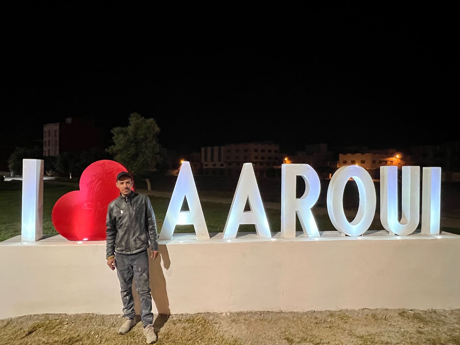 بأيادٍ من ذهب.. حكيم بخاخ يخلد حب العروي في مجسم “I Love Aaroui”
