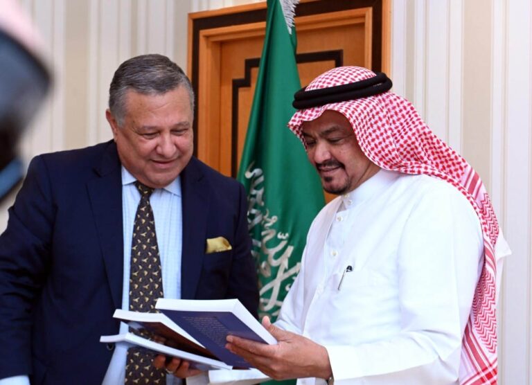 السفير المنصوري معتمرون من العروي