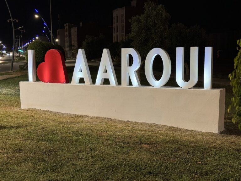 مجسم “I Love Aaroui” يرى النور بمدخل مدينة العروي بفضل مبادرة مجتمعية متميزة وتنسيق محكم مع السلطات