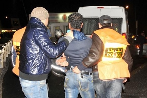 العروي : ضربة أمنية محكمة تسفر عن توقيف مروج مخدرات بحي الفتح وحجز صفائح من الشيرا 7 العروي : ضربة أمنية محكمة تسفر عن توقيف مروج مخدرات بحي الفتح وحجز صفائح من الشيرا