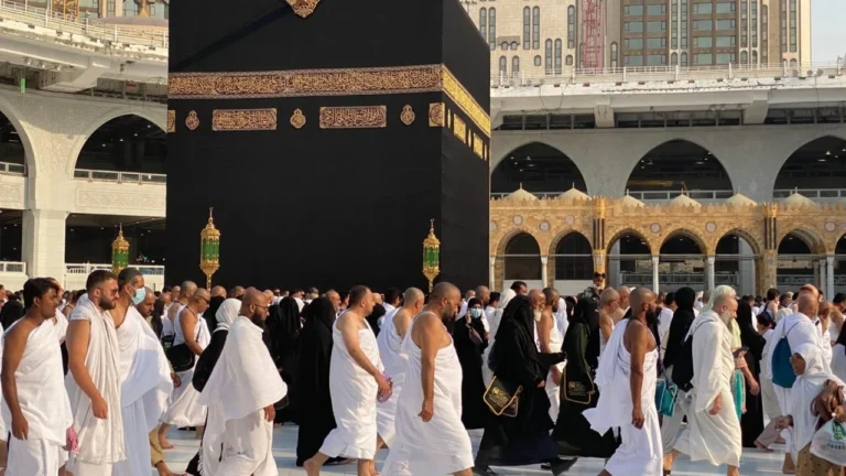 السعودية توقف إصدار تأشيرات العمرة بداية من فاتح شوال: إجراءات جديدة لتنظيم الموسم وضمان السلامة