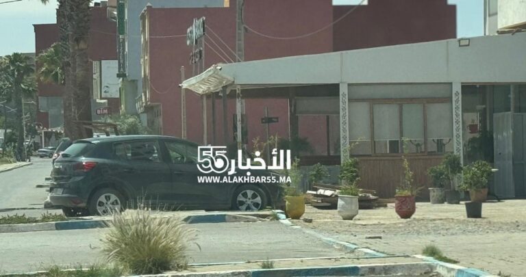 حملة تحرير الملك العمومي مستمرة بالعروي: استجابة واسعة من أرباب المقاهي والمحلات التجارية والسلطات تستعد لتدخل حازم ضد المتخلفين 5 حملة تحرير الملك العمومي