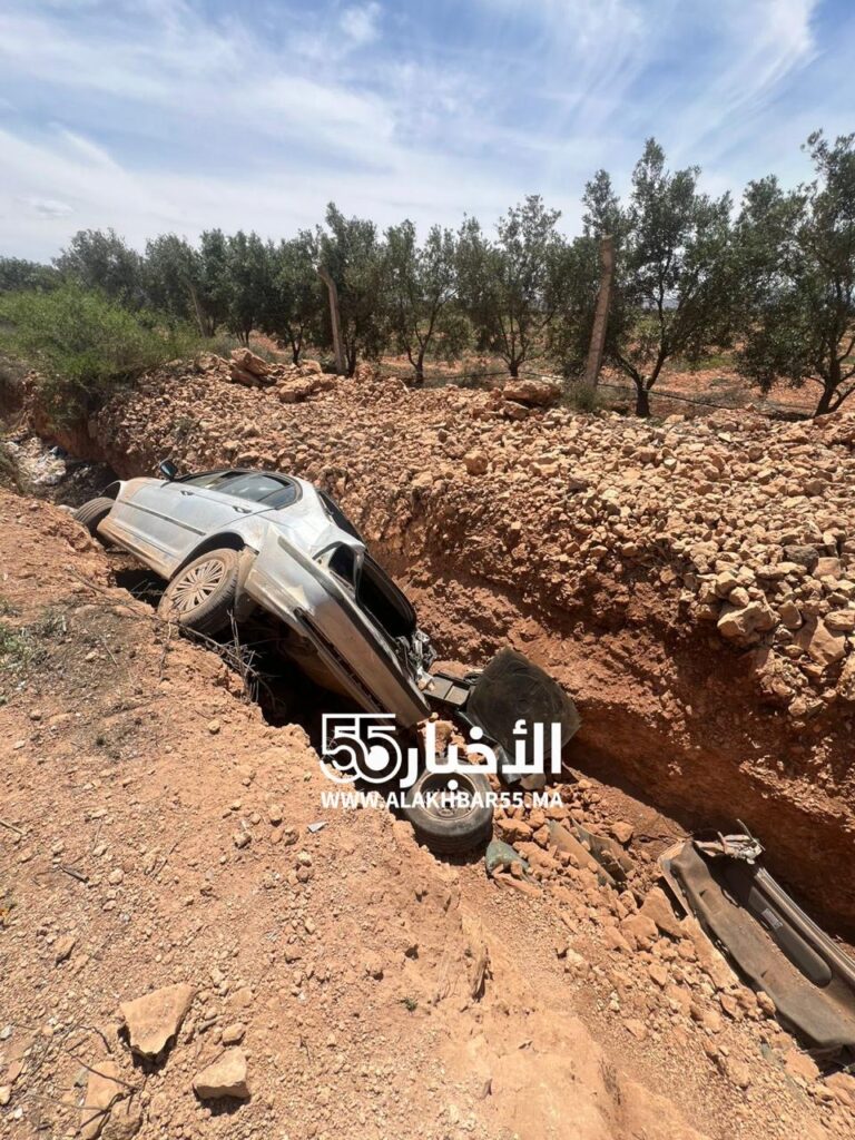 سيارة تنحرف وتسقط في مجرى للمياه بجماعة بني وكيل اولاد محند زوال اليوم