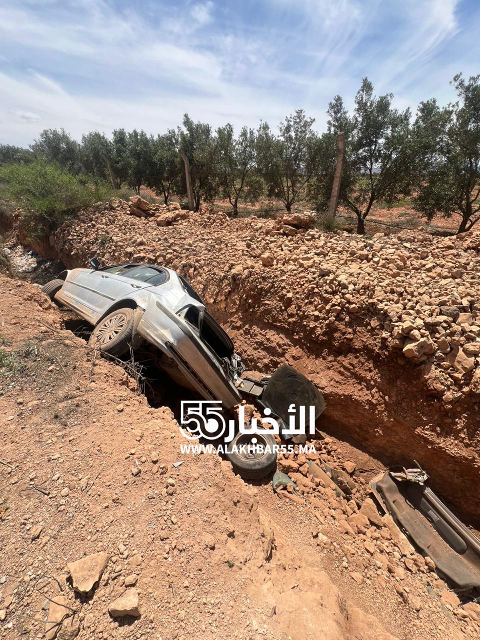 سيارة تنحرف وتسقط في مجرى للمياه بجماعة بني وكيل اولاد محند زوال اليوم 1 سيارة تنحرف وتسقط في مجرى للمياه بجماعة بني وكيل اولاد محند زوال اليوم