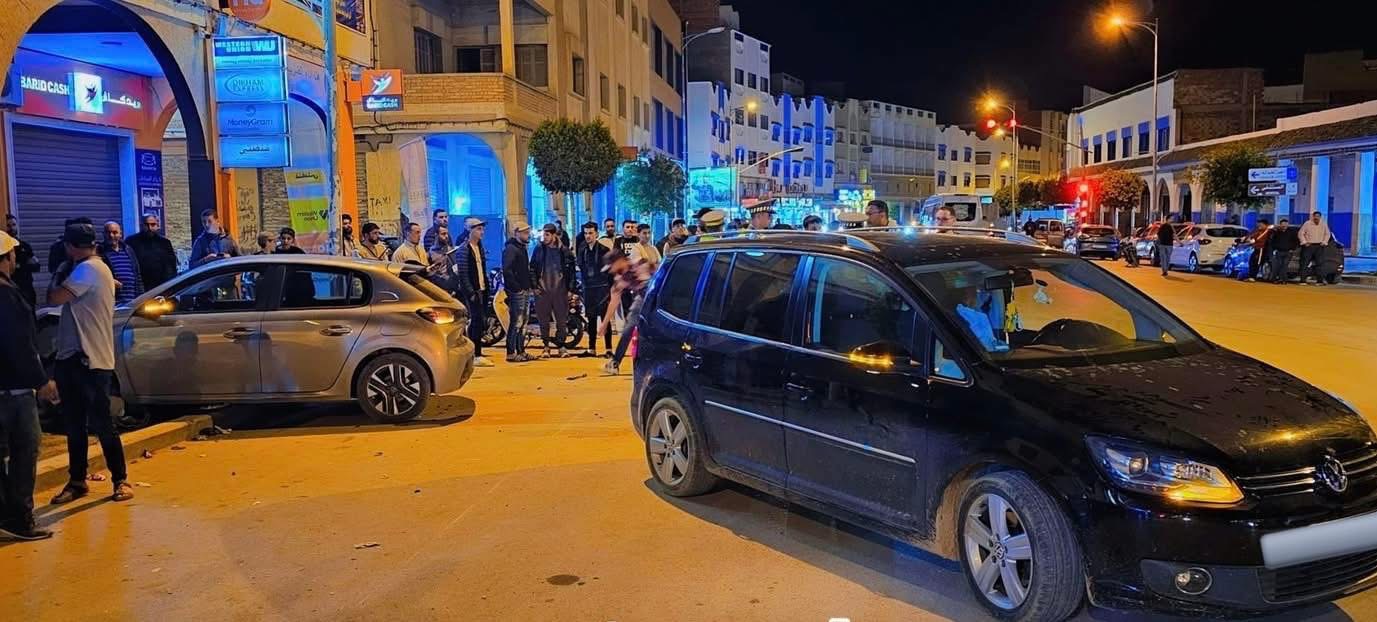 صور : حادثة سير مروعة وسط الدريوش تخلف مصابًا وخسائر مادية كبيرة 1 صور : حادثة سير مروعة وسط الدريوش تخلف مصابًا وخسائر مادية كبيرة
