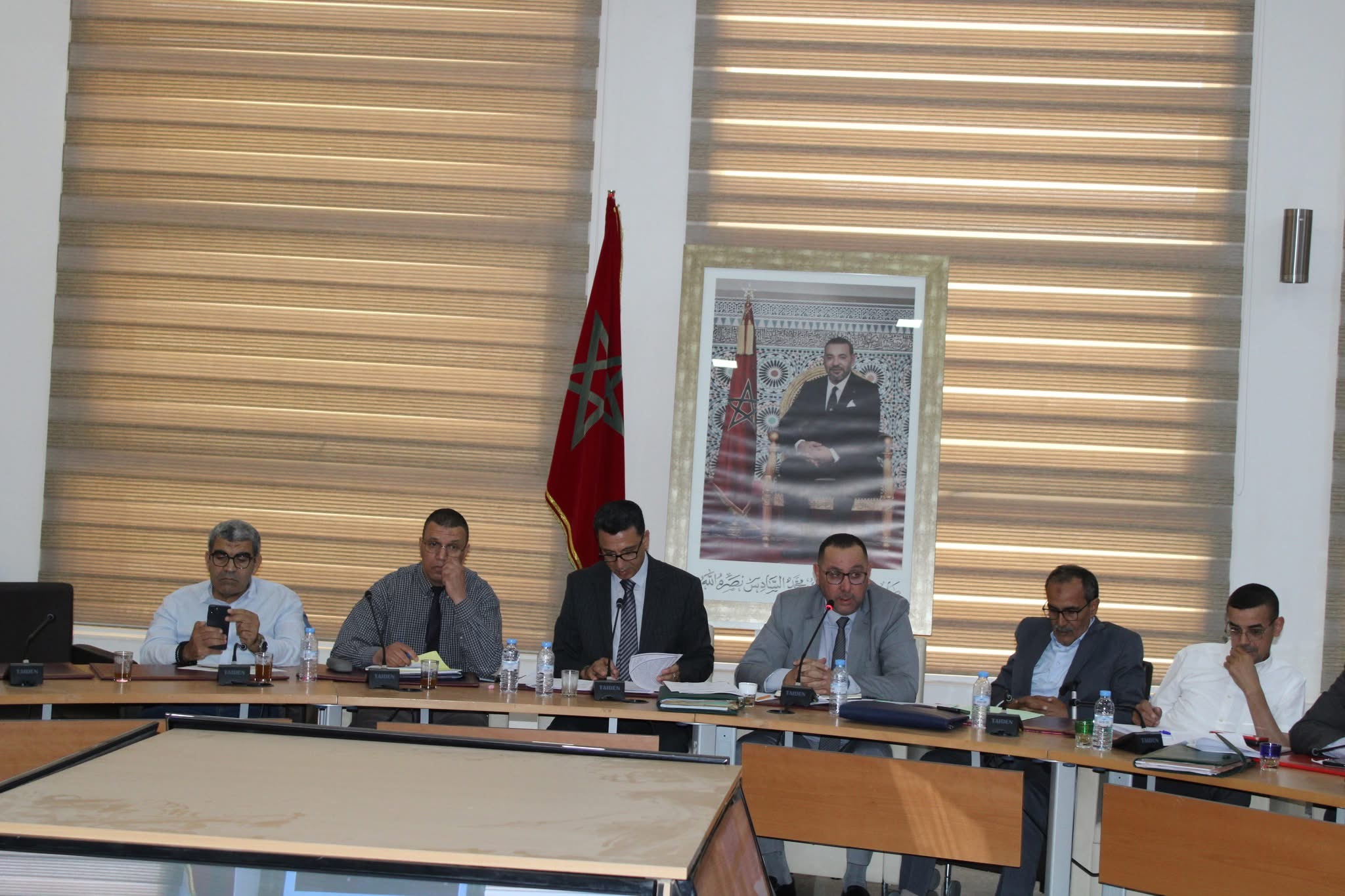 مجموعة “الشرق للتوزيع” تبحث مشكل فواتير الماء والكهرباء وتُصادق على تنظيم إدارتها في دورة ماي 2025 عقد مجلس مجموعة الجماعات الترابية “الشرق للتوزيع”، يوم الأربعاء 21 ماي 2025، دورته العادية لشهر ماي، وذلك بقاعة الاجتماعات بمقر ولاية جهة الشرق، تحت رئاسة السيد أحمد المحمودي، رئيس المجموعة، وبحضور السيد الكاتب العام للولاية بالنيابة، والسيد المدير العام للشركة الجهوية المتعددة الخدمات “الشرق”، مرفوقًا بمدير مديرية الزبناء، ومدير المصلحة الدائمة للمراقبة، بالإضافة إلى عدد من أعضاء المجلس.