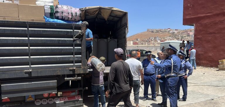 جمارك الناظور تحجز شاحنة محمّلة بسلع استهلاكي وسط احتجاجات التجار