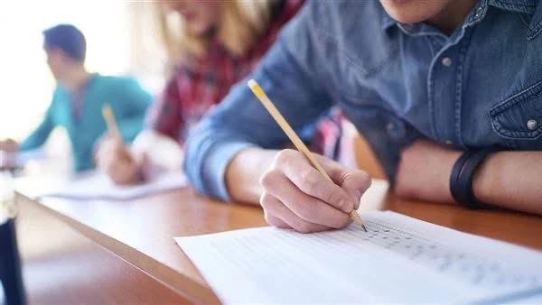 توقيف شاب بالحسيمة بتهمة تسريب أجوبة امتحانات البكالوريا