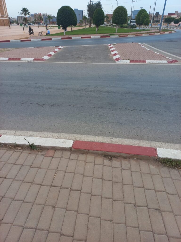 بين الحديقة وساحة المسجد.. ممر راجلين مفقود يُقلق ساكنة العروي 6 بين الحديقة وساحة المسجد.. ممر راجلين مفقود يُقلق ساكنة العروي