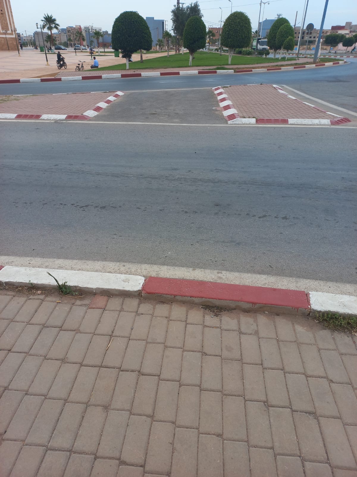 بين الحديقة وساحة المسجد.. ممر راجلين مفقود يُقلق ساكنة العروي