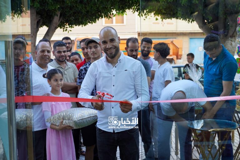 مفروشات لخضر.. عنوان التميز في خياطة الأرائك المنزلية التقليدية والعصرية بالعروي
