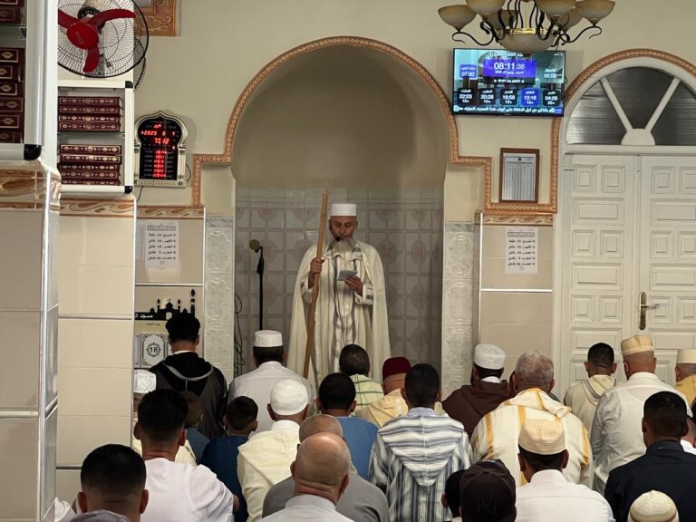 سكان حي السلام يؤدون صلاة عيد الأضحى في أجواء إيمانية وأخوية مميزة
