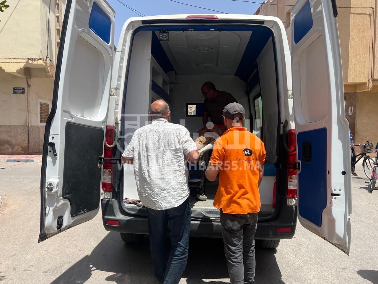 العروي : شاحنة تصطدم بشاب على دراجة هوائية ونقله إلى المستشفى لتلقي العلاجات الضرورية 1 العروي : شاحنة تصطدم بشاب على دراجة هوائية ونقله إلى المستشفى لتلقي العلاجات الضرورية