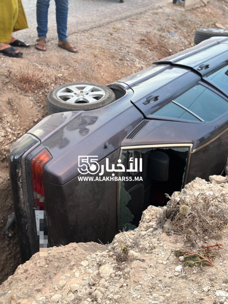 سيارة تنحرف عن مسارها وتسقط في مجرى مائي قرب مسجد محمد السادس بالعروي.. الحادث يخلف خسائر مادية فقط
