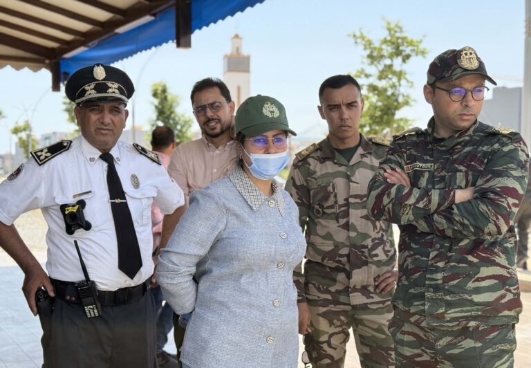 سلطات الناظور تشن حملة واسعة بحي المطار وتقوم بحجز وازالة حواجز للمقاهي