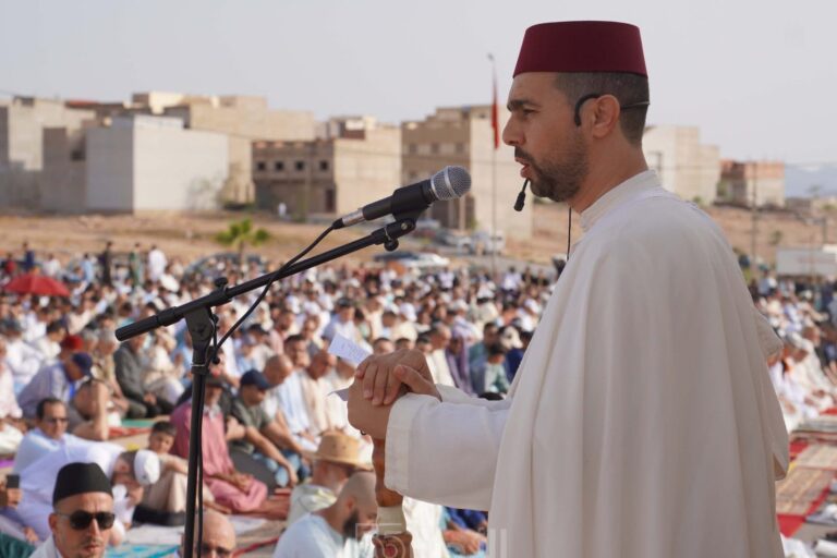 مشهد ايماني بهيج : الالاف من المصلين يؤدون صلاة عيد الأضحى بمصلى العروي