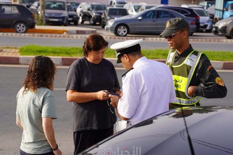 في مشهد مؤثر.. سائحان أجنبيان ينبهران بأجواء صلاة العيد في مصلى العروي