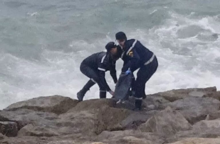 العثور على جثة مجهولة عالقة بين صخور شاطئ في الدار البيضاء