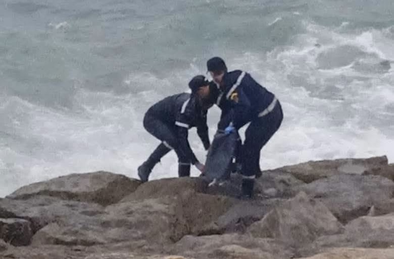 العثور على جثة مجهولة عالقة بين صخور شاطئ في الدار البيضاء