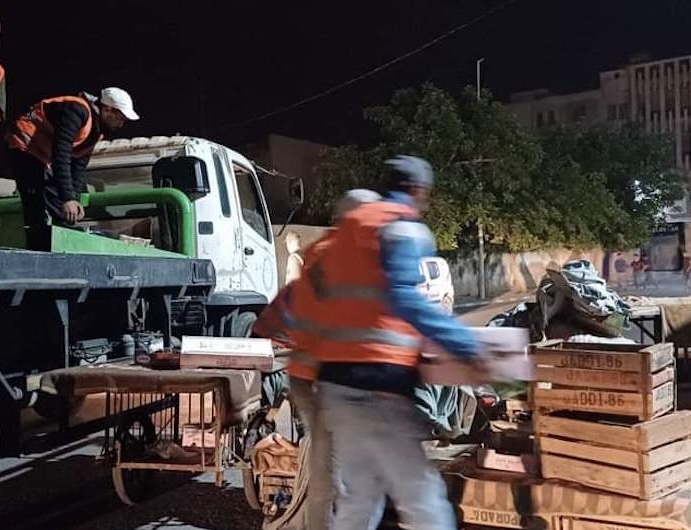أرباب مقاهي بالعروي يحتجون على “ازدواجية المعاملة” في تنفيذ قرار إزالة “الباشات” والتراسات
