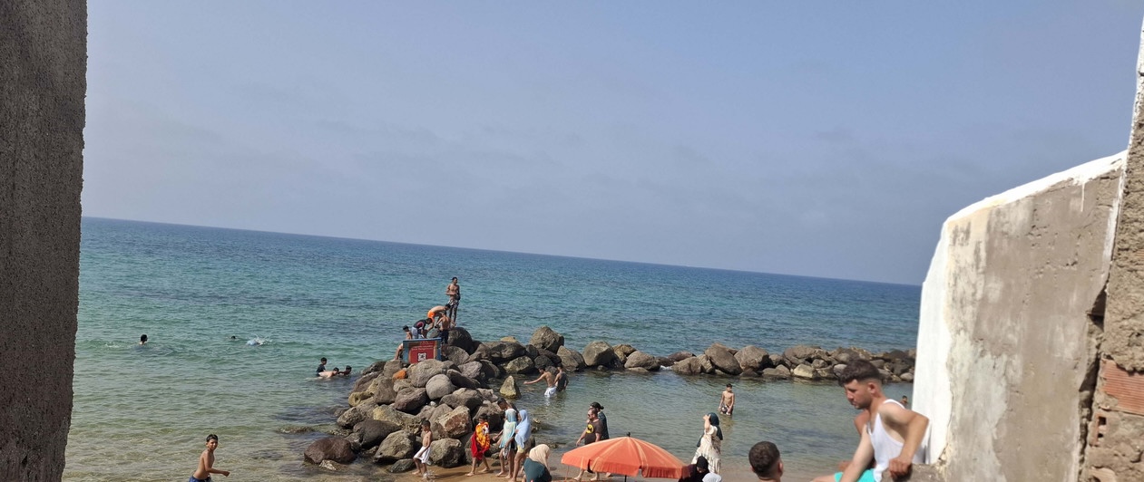 قفزة متهورة تنتهي بإصابة لشاب من العروي في شاطئ أركمان