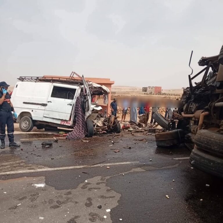 حادث خطير بين شاحنة للبضائع وسيارة نقل يخلف 4 قتلى في مشهد مروع