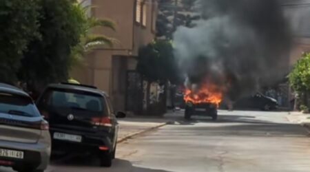 احتراق سيارة بالكامل وسط مدينة وجدة