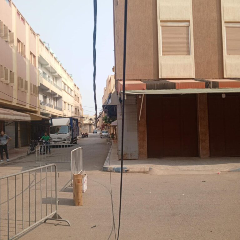 العروي : شاحنة بضائع تقتلع أسلاك الكهرباء بشارع النرجس وتتسبب في انقطاع التيار عن المنازل والمحلات