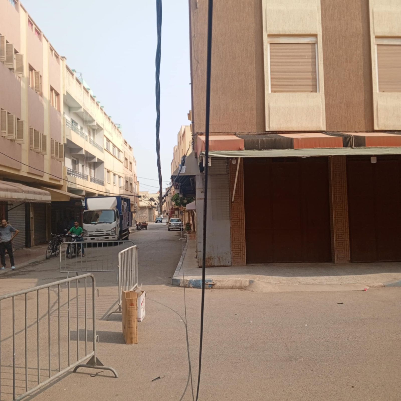 العروي : شاحنة بضائع تقتلع أسلاك الكهرباء بشارع النرجس وتتسبب في انقطاع التيار عن المنازل والمحلات