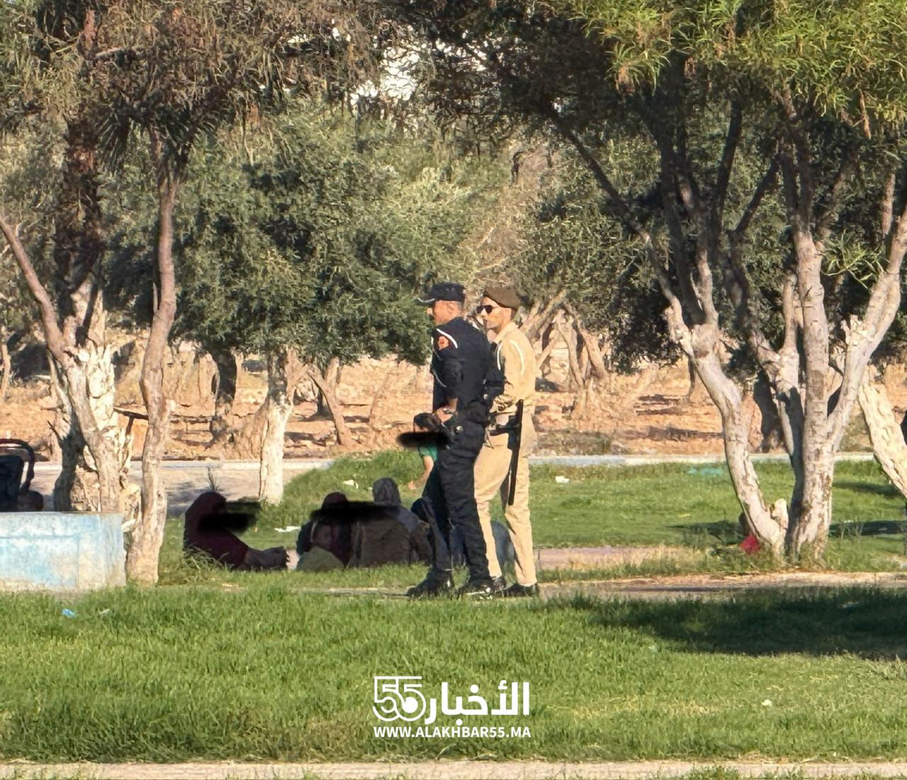دورية أمنية راجلة مشتركة تجوب حديقة العمومية بالعروي وتحظى باستحسان المواطنين
