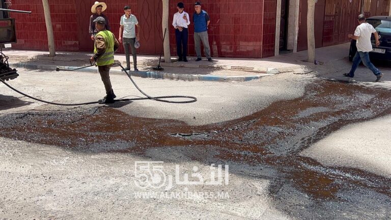 جماعة العروي تُنهي معاناة السائقين بإصلاح الحفر وسط المدينة بعد تأخر دام لسنوات