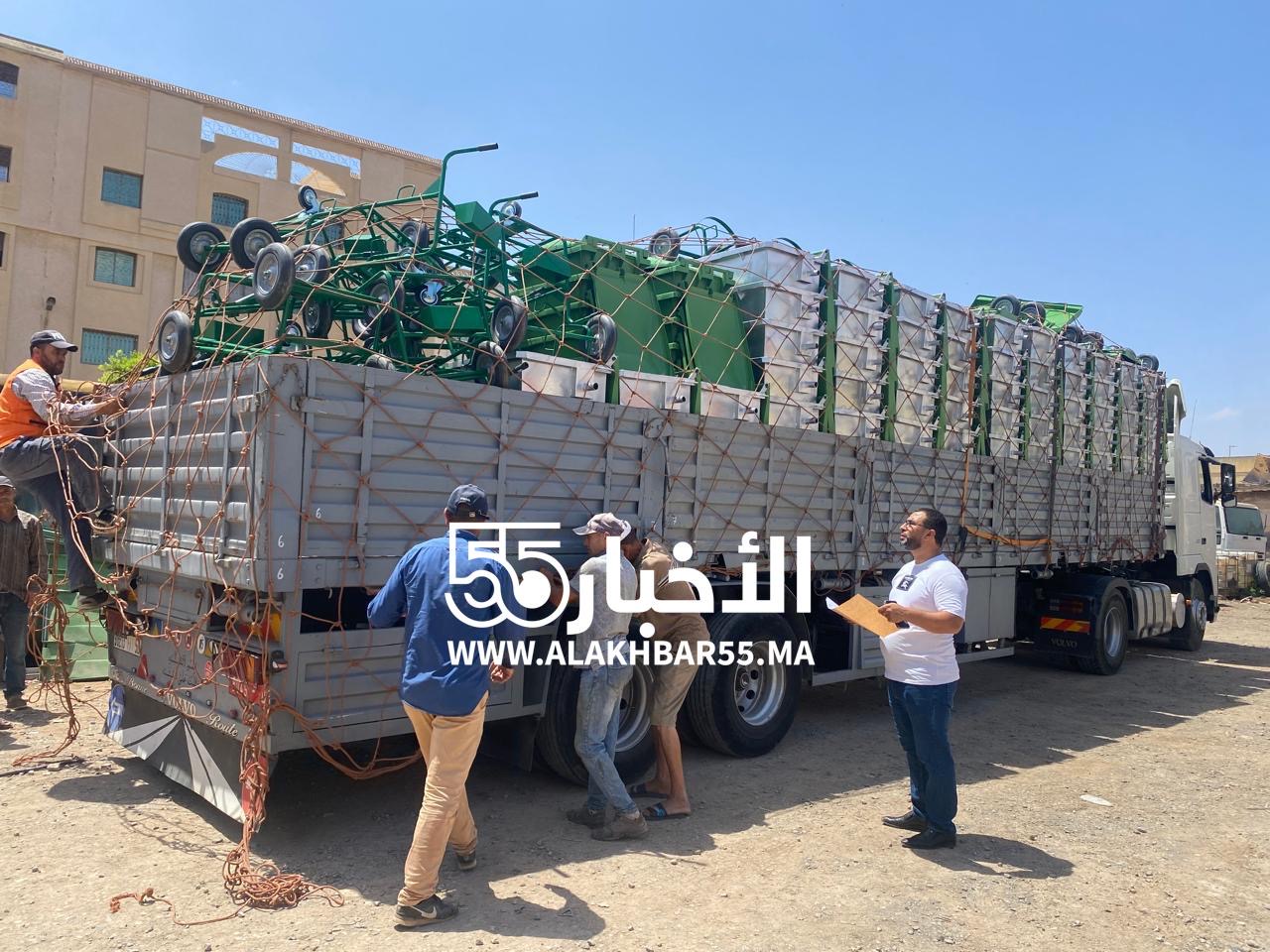 حاويات جديدة لتعزيز النظافة بالعروي ضمن خطة شاملة تشمل دخول شاحنات جديدة للخدمة 1 حاويات جديدة لتعزيز النظافة بالعروي ضمن خطة شاملة تشمل دخول شاحنات جديدة للخدمة