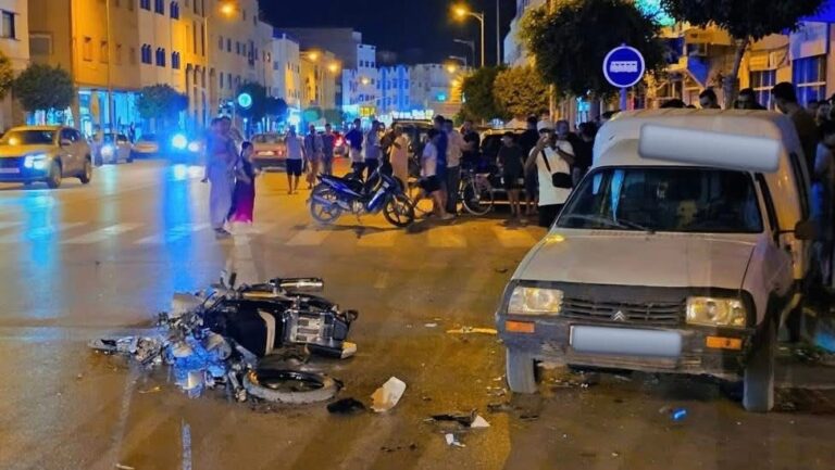 اصطدام مروع بين سيارة ودراجة نارية وسط مدينة الدريوش يُرسل شابين في حالة حرجة إلى المستعجلات