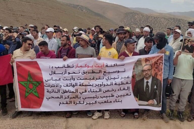 رئيس جماعة يتقدّم مسيرة احتجاجية بأيت بوكماز ويعلن: “لن أفرّط في كرامة الساكنة” 3 رئيس جماعة يتقدّم مسيرة احتجاجية بأيت بوكماز ويعلن: “لن أفرّط في كرامة الساكنة”