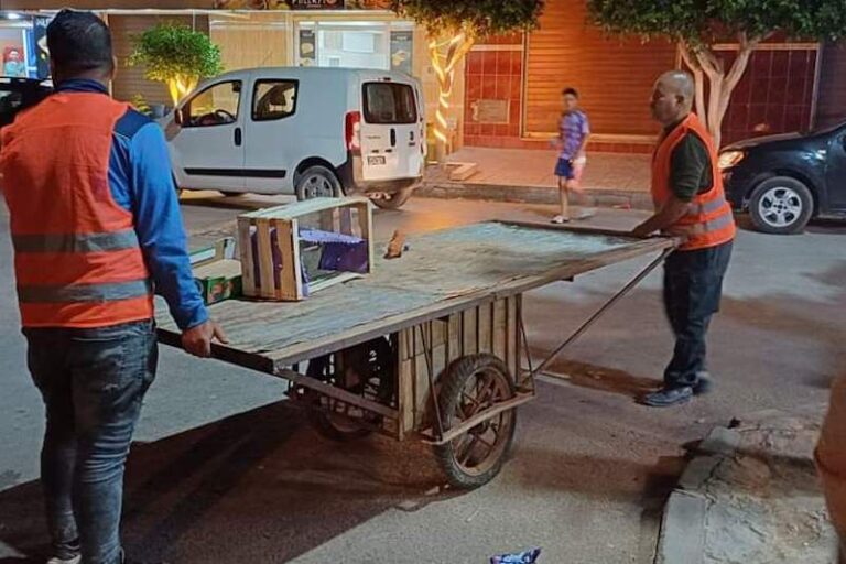 تراخي السلطات بالعروي يعيد الباعة المتجولين للشوارع ويهدد نجاح السوق النموذجي