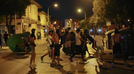 إلباييس: مغاربة مورسيا يتعرضون للعنف من أشخاص جاؤوا من مناطق أخرى