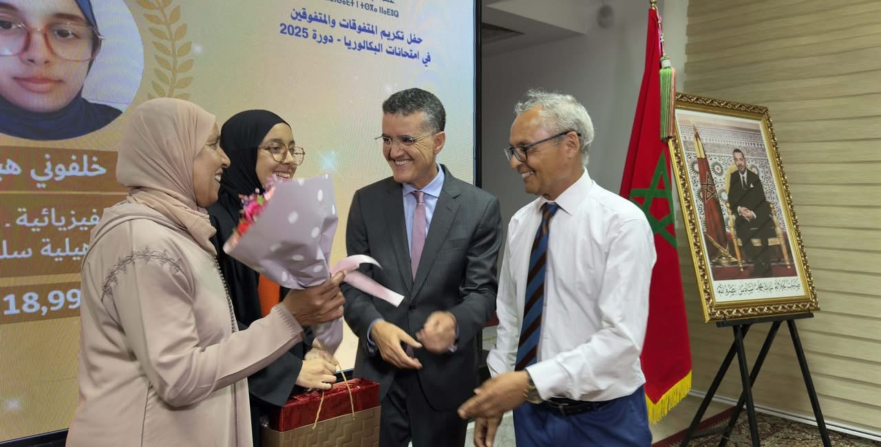 عامل الناظور يُكرّم التلاميذ المتفوقين في الباكالوريا