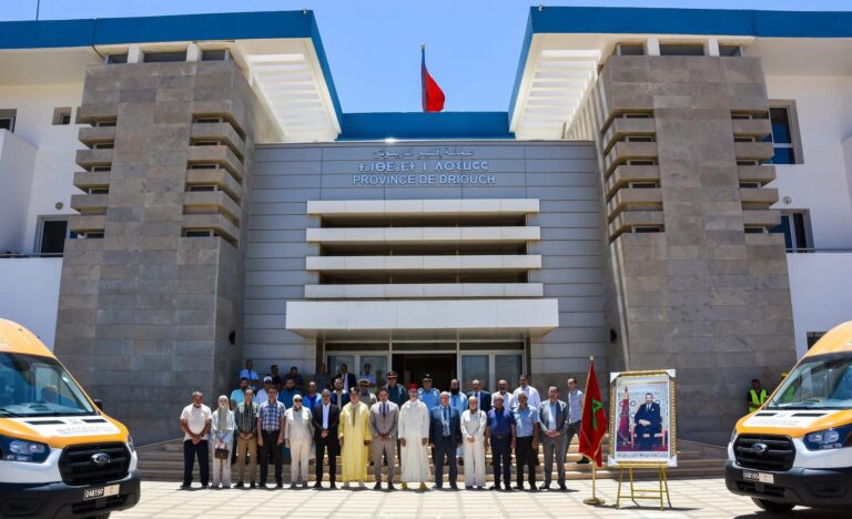 عامل إقليم الدريوش ورئيس الجهة يسلمان حافلات للنقل المدرسي لفائدة 6 جماعات بالإقليم