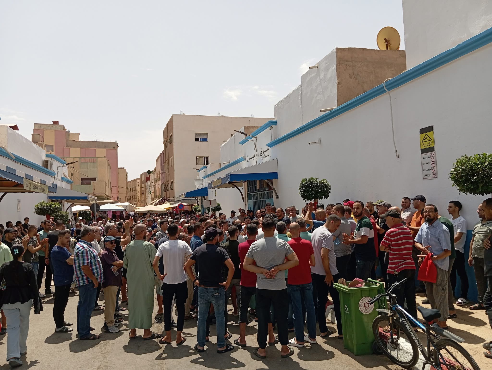 وقفة احتجاجية لتجار سوق أولاد ميمون بالناظور تنديدًا بالاعتداء على رئيس جمعية “الحزم” وفوضى الباعة الجائلين بزنقة 10