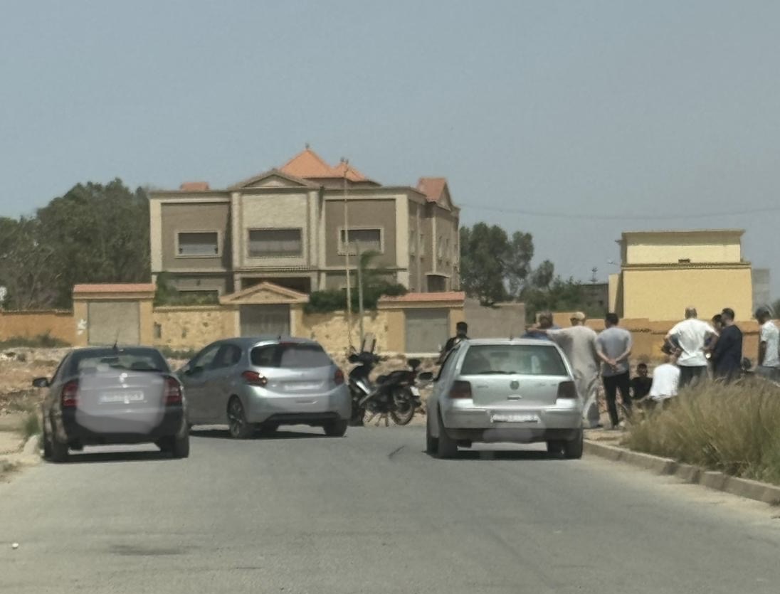 حوادث متكررة قرب المركب الاجتماعي بالعروي تُقلق الساكنة ومطالب بتدخل عاجل لتنظيم المرور